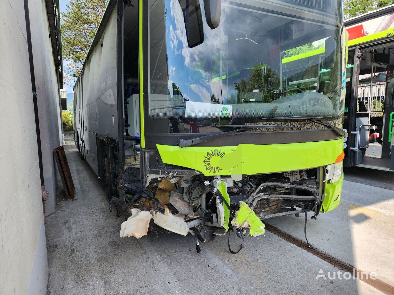 الباص السياحي Setra S 415 UL بعد وقوع الحادث